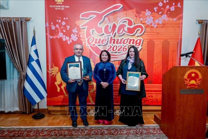 Đại sứ Phạm Thị Thu Hương trao Giải thưởng thông tin đối ngoại toàn quốc lần thứ XI cho bạn bè Hy Lạp. Ảnh: TTXVN phát  