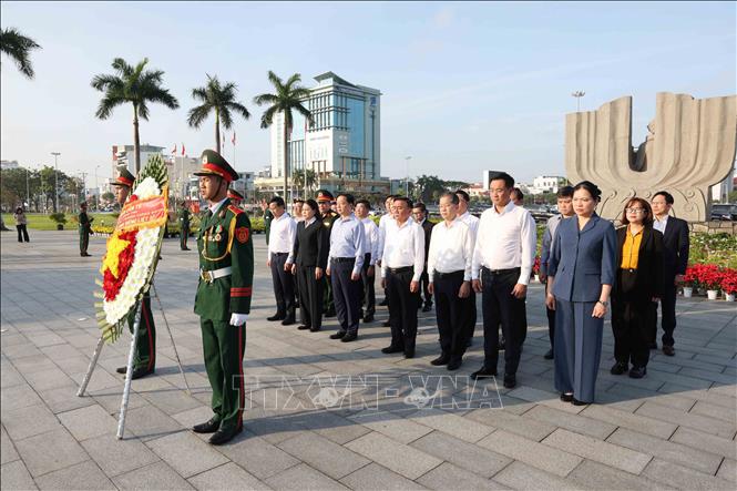Thường trực Ban Bí thư Trần Cẩm Tú cùng các đồng chí lãnh đạo Trung ương và địa phương Dâng hương tại Đài tưởng niệm thành phố. Ảnh: Phương Hoa - TTXVN