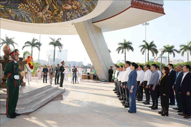 Thường trực Ban Bí thư Trần Cẩm Tú cùng các đồng chí lãnh đạo Trung ương và địa phương Dâng hương tại Đài tưởng niệm thành phố. Ảnh: Phương Hoa - TTXVN