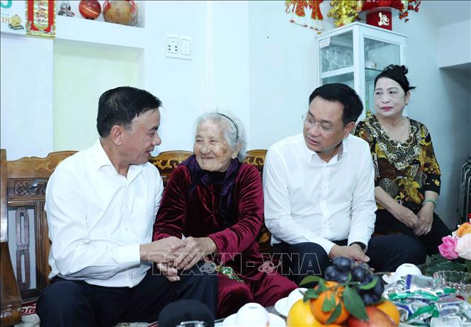 Thường trực Ban Ban Bí thư Trần Cẩm Tú thăm, chúc Tết  Mẹ Việt Nam Anh hùng Nguyễn Thị Sự. Ảnh: Phương Hoa - TTXVN