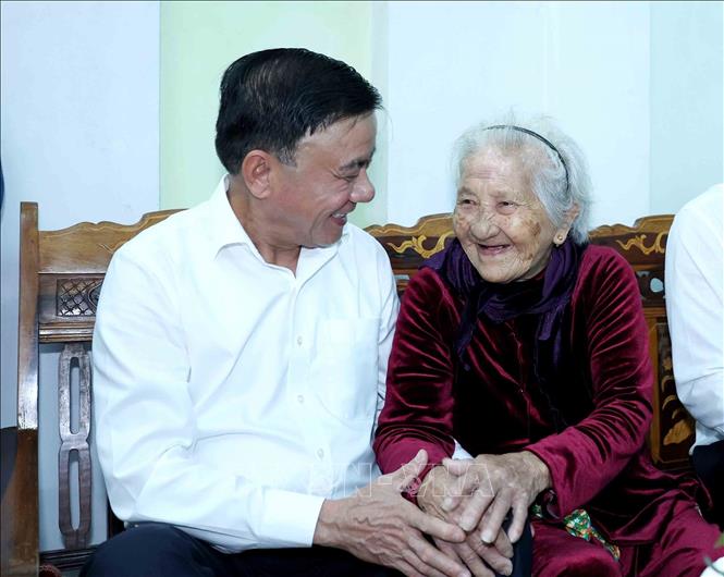 Thường trực Ban Ban Bí thư Trần Cẩm Tú thăm, chúc Tết Mẹ Việt Nam Anh hùng Nguyễn Thị Sự. Ảnh: Phương Hoa - TTXVN
