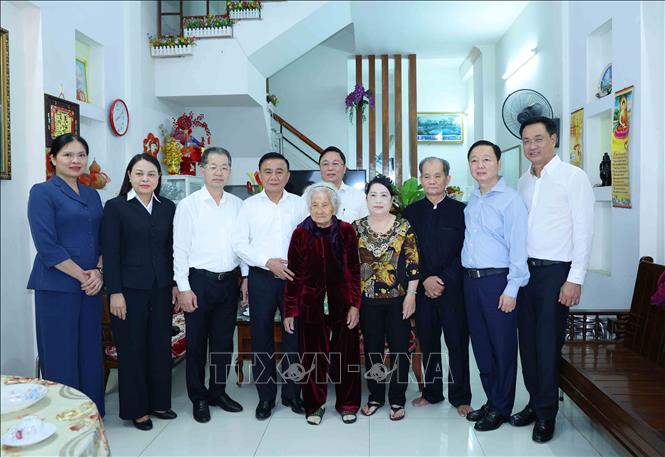 Thường trực Ban Ban Bí thư Trần Cẩm Tú thăm, chúc Tết Mẹ Việt Nam Anh hùng Nguyễn Thị Sự. Ảnh: Phương Hoa - TTXVN