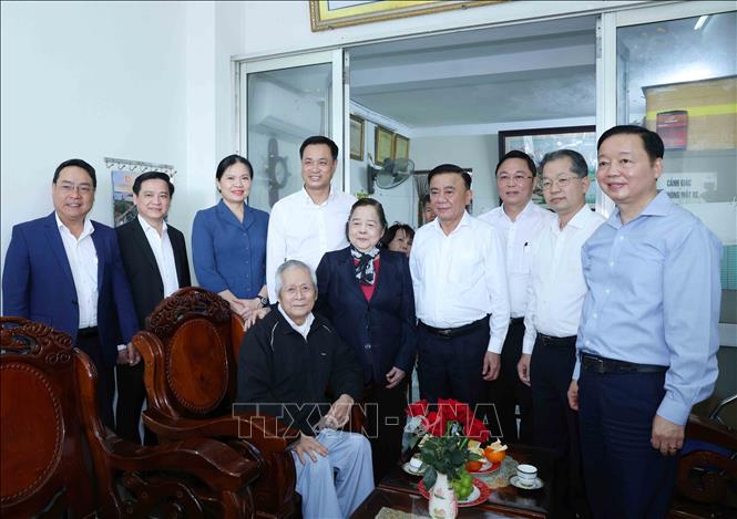 Thường trực Ban Ban Bí thư Trần Cẩm Tú thăm, chúc Tết gia đình Anh hùng lực lượng vũ trang nhân dân Huỳnh Thúc Bá. Ảnh: Phương Hoa - TTXVN