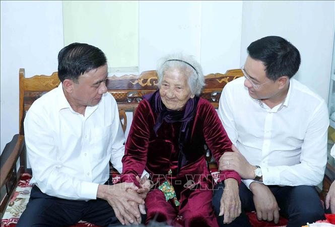 Thường trực Ban Ban Bí thư Trần Cẩm Tú thăm, chúc Tết Mẹ Việt Nam Anh hùng Nguyễn Thị Sự. Ảnh: Phương Hoa - TTXVN