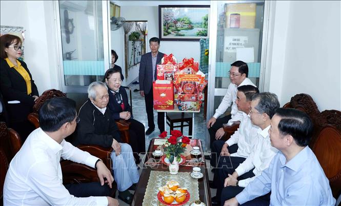 Thường trực Ban Ban Bí thư Trần Cẩm Tú thăm, chúc Tết gia đình Anh hùng lực lượng vũ trang nhân dân Huỳnh Thúc Bá. Ảnh: Phương Hoa - TTXVN