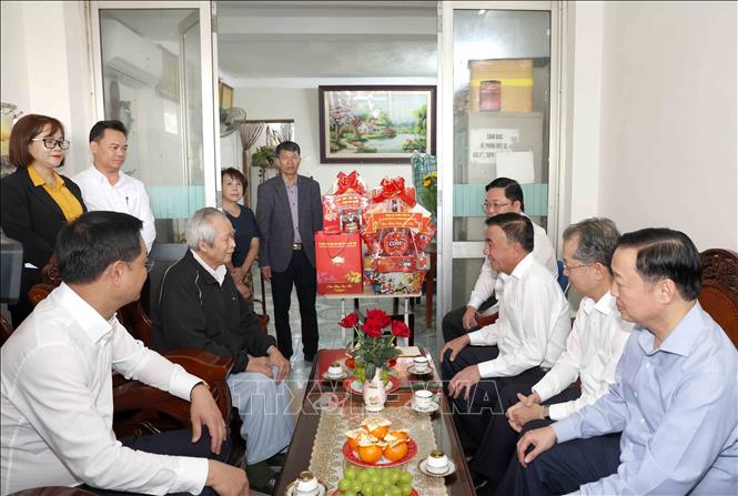 Thường trực Ban Ban Bí thư Trần Cẩm Tú thăm, chúc Tết gia đình Anh hùng lực lượng vũ trang nhân dân Huỳnh Thúc Bá. Ảnh: Phương Hoa - TTXVN