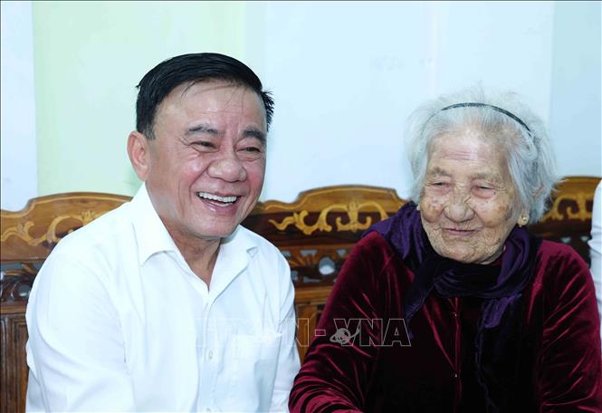 Thường trực Ban Ban Bí thư Trần Cẩm Tú thăm, chúc Tết Mẹ Việt Nam Anh hùng Nguyễn Thị Sự. Ảnh: Phương Hoa - TTXVN