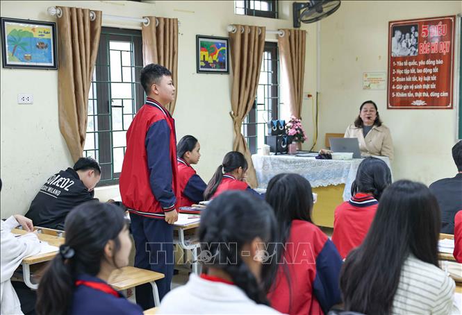 Các học sinh được củng cố kiến thức còn thiếu, rèn kỹ năng làm bài theo cấu trúc đề mới, kiến thức mở. Ảnh: Thanh Tùng - TTXVN