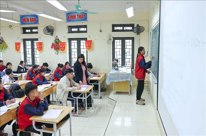 Trường THCS Nam Phương Tiến B (xã Xuân Mai, Hà Nội) phân bổ thời lượng ôn tập hợp lý giữa các môn học, chú trọng củng cố kiến thức nền tảng, rèn kỹ năng làm bài, đồng thời thường xuyên động viên, định hướng tâm lý để học sinh giữ được sự bình tĩnh, tự tin trong giai đoạn nước rút. Ảnh: Thanh Tùng - TTXVN