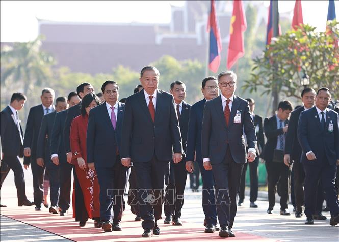 Tổng Bí thư Tô Lâm; Thủ tướng Phạm Minh Chính; Chủ tịch Quốc hội Trần Thanh Mẫn đến đặt vòng hoa tưởng niệm tại Đài tưởng niệm các chiến sĩ vô danh. Ảnh: Dương Giang-TTXVN 
