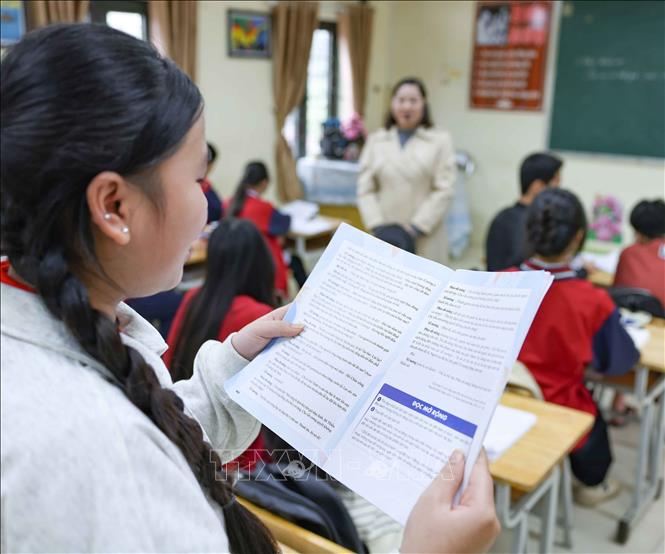 Các giáo viên còn rèn cho các em phương pháp tự học để các em tự tin đáp ứng với các đề mở. Ảnh: Thanh Tùng - TTXVN