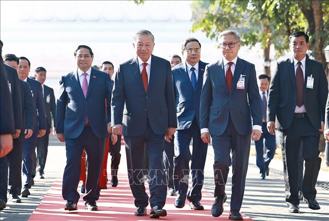 Tổng Bí thư Tô Lâm; Thủ tướng Phạm Minh Chính; Chủ tịch Quốc hội Trần Thanh Mẫn đến đặt vòng hoa tưởng niệm tại Đài tưởng niệm các chiến sĩ vô danh. Ảnh: Dương Giang-TTXVN 
