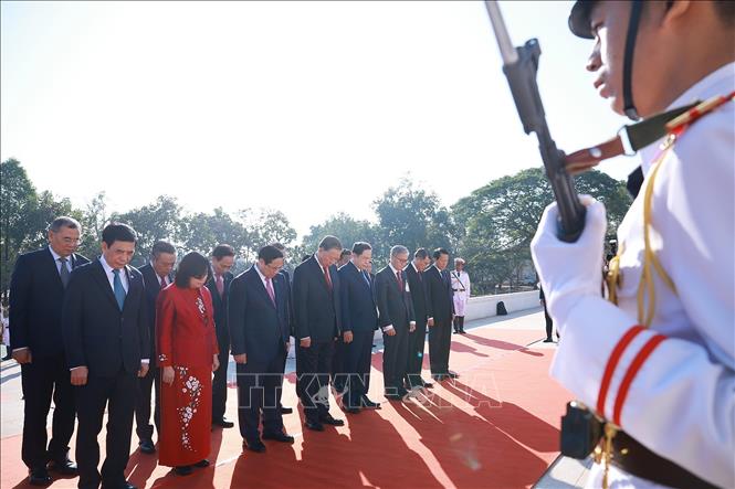 Tổng Bí thư Tô Lâm; Thủ tướng Phạm Minh Chính; Chủ tịch Quốc hội Trần Thanh Mẫn cùng đoàn đại biểu cấp cao Việt Nam đặt vòng hoa tưởng niệm tại Đài tưởng niệm các chiến sĩ vô danh. Ảnh: Dương Giang-TTXVN 
