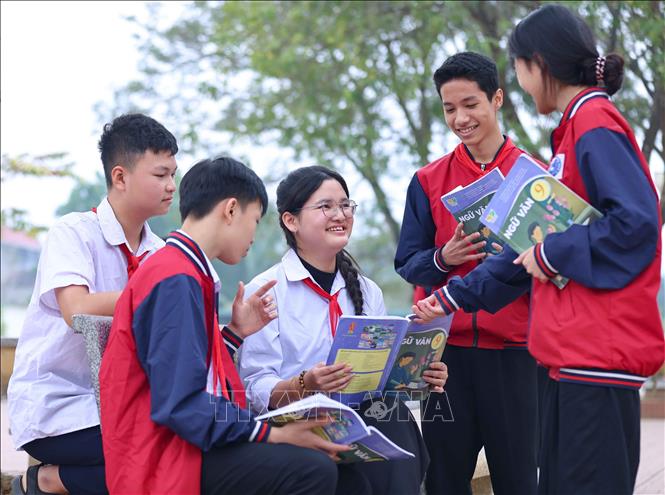 Việc biết sớm môn thi thứ ba cũng mang lại cảm giác “dễ thở” cho nhiều học sinh để các em cố gắng ôn tập thật tốt theo hướng dẫn của thầy cô ở trường. Ảnh: Thanh Tùng - TTXVN