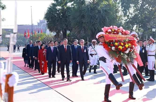 Tổng Bí thư Tô Lâm; Thủ tướng Phạm Minh Chính; Chủ tịch Quốc hội Trần Thanh Mẫn đến đặt vòng hoa tưởng niệm tại Đài tưởng niệm các chiến sĩ vô danh. Ảnh: Dương Giang-TTXVN 
