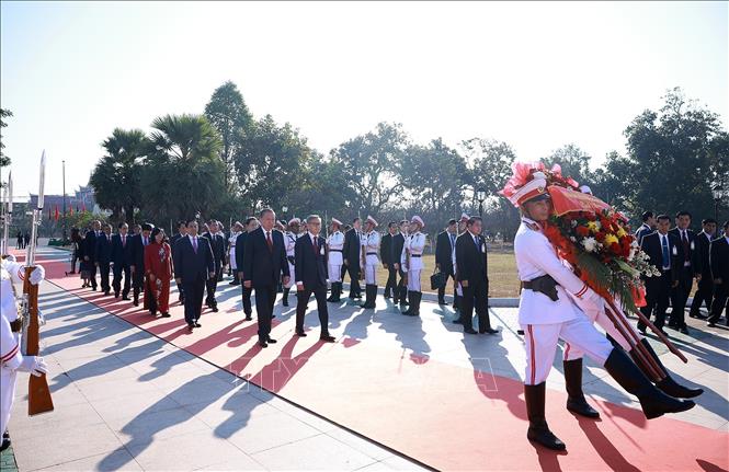 Tổng Bí thư Tô Lâm; Thủ tướng Phạm Minh Chính; Chủ tịch Quốc hội Trần Thanh Mẫn đến đặt vòng hoa tưởng niệm tại Đài tưởng niệm các chiến sĩ vô danh. Ảnh: Dương Giang-TTXVN 
