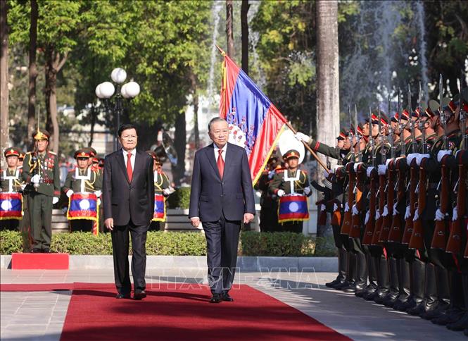 Tổng Bí thư Tô Lâm và Tổng Bí thư, Chủ tịch nước Lào Thongloun Sisoulith duyệt Đội danh dự Quân đội nhân dân Lào. Ảnh: Thống Nhất - TTXVN
 