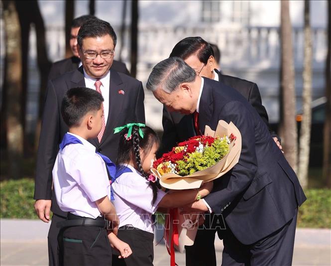 Thiếu nhi Lào tặng hoa, chào mừng Tổng Bí thư Tô Lâm thăm cấp Nhà nước tới CHDCND Lào. Ảnh: Thống Nhất - TTXVN
