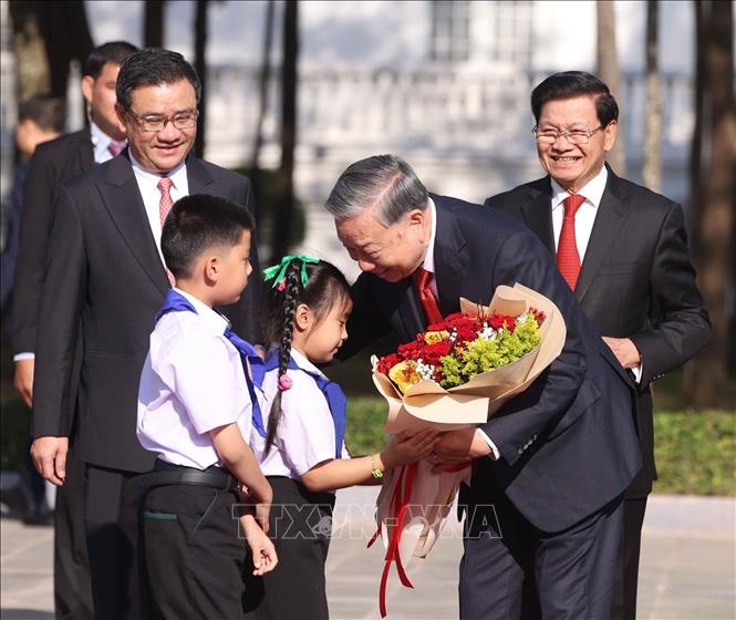 Thiếu nhi Lào tặng hoa, chào mừng Tổng Bí thư Tô Lâm thăm cấp Nhà nước tới CHDCND Lào. Ảnh: Thống Nhất - TTXVN
