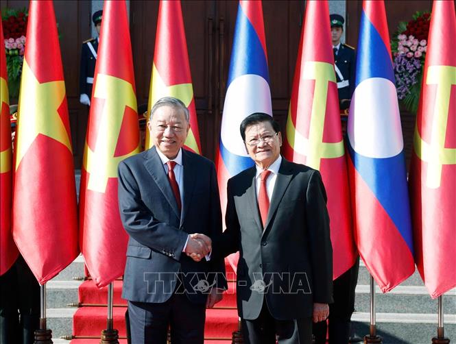 Tổng Bí thư, Chủ tịch nước Lào Thongloun Sisoulith đón Tổng Bí thư Tô Lâm. Ảnh: Thống Nhất - TTXVN
