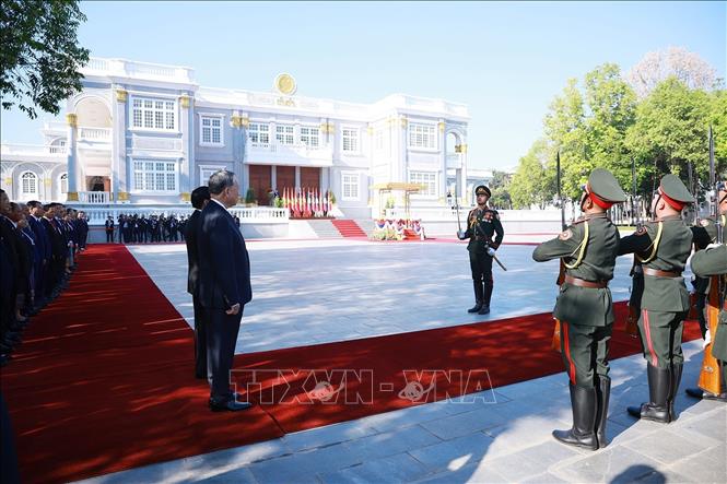 Tổng Bí thư Tô Lâm và Tổng Bí thư, Chủ tịch nước Lào Thongloun Sisoulith duyệt Đội danh dự Quân đội nhân dân Lào. Ảnh: Dương Giang – TTXVN