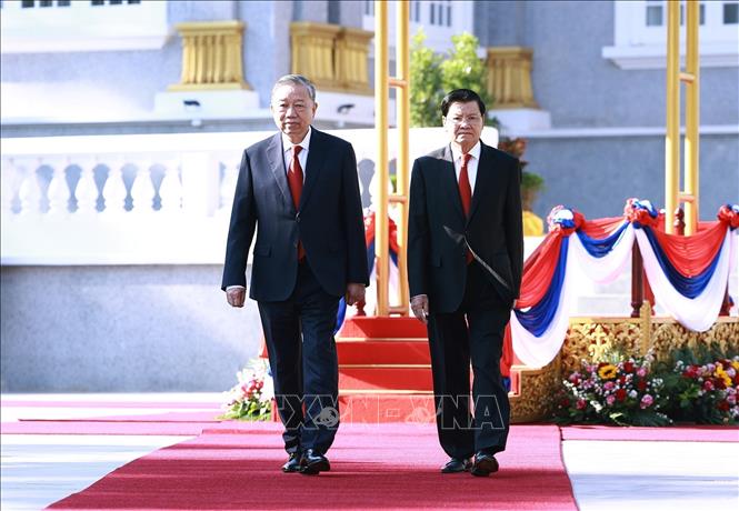 Tổng Bí thư, Chủ tịch nước Lào Thongloun Sisoulith chủ trì Lễ đón Tổng Bí thư Tô Lâm. Ảnh: Dương Giang - TTXVN
