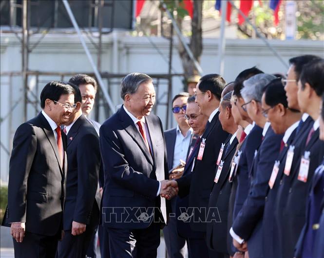 Tổng Bí thư Tô Lâm với thành viên đoàn cấp cao Lào tại lễ đón. Ảnh: Thống Nhất - TTXVN
