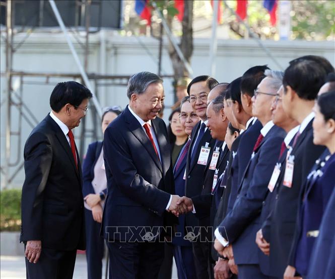 Tổng Bí thư Tô Lâm với thành viên đoàn cấp cao Lào tại lễ đón. Ảnh: Thống Nhất - TTXVN
