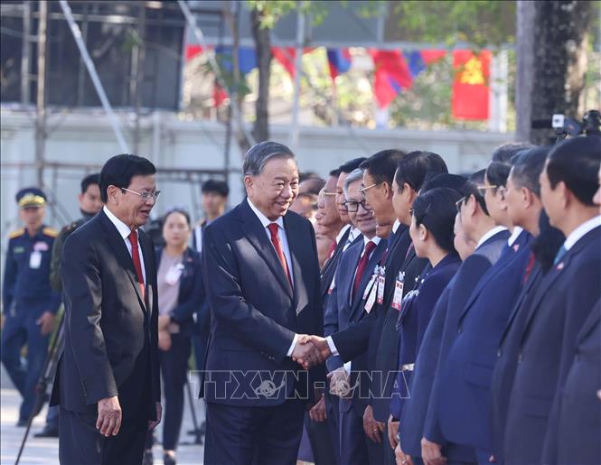 Tổng Bí thư Tô Lâm với thành viên đoàn cấp cao Lào tại lễ đón. Ảnh: Thống Nhất - TTXVN
