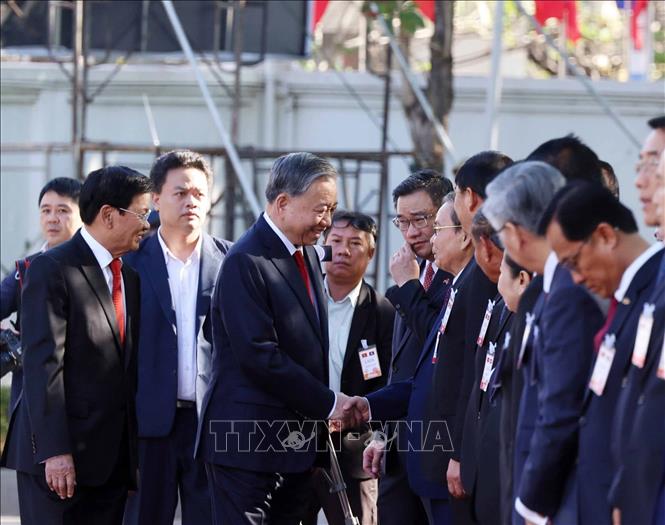 Tổng Bí thư Tô Lâm với thành viên đoàn cấp cao Lào tại lễ đón. Ảnh: Thống Nhất - TTXVN
