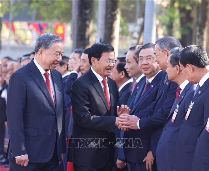 Tổng Bí thư Tô Lâm giới thiệu với Tổng Bí thư, Chủ tịch nước Lào Thongloun Sisoulith thành viên đoàn cấp cao Việt Nam. Ảnh: Thống Nhất - TTXVN
