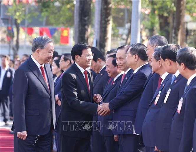 Tổng Bí thư Tô Lâm giới thiệu với Tổng Bí thư, Chủ tịch nước Lào Thongloun Sisoulith thành viên đoàn cấp cao Việt Nam. Ảnh: Thống Nhất - TTXVN
