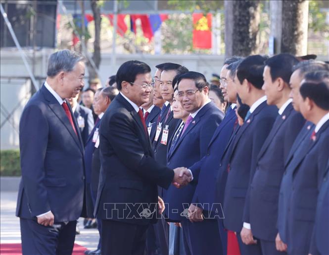 Tổng Bí thư Tô Lâm giới thiệu với Tổng Bí thư, Chủ tịch nước Lào Thongloun Sisoulith thành viên đoàn cấp cao Việt Nam. Ảnh: Thống Nhất - TTXVN
