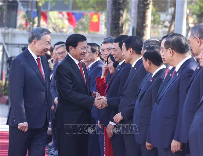 Tổng Bí thư Tô Lâm giới thiệu với Tổng Bí thư, Chủ tịch nước Lào Thongloun Sisoulith thành viên đoàn cấp cao Việt Nam. Ảnh: Thống Nhất - TTXVN
