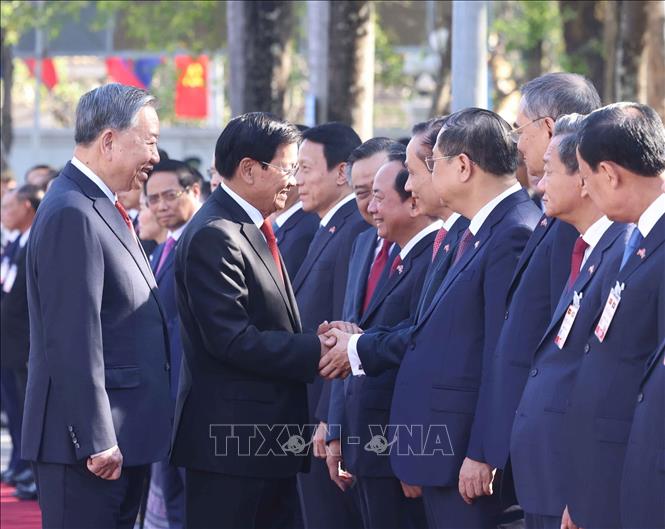 Tổng Bí thư Tô Lâm giới thiệu với Tổng Bí thư, Chủ tịch nước Lào Thongloun Sisoulith thành viên đoàn cấp cao Việt Nam. Ảnh: Thống Nhất - TTXVN

