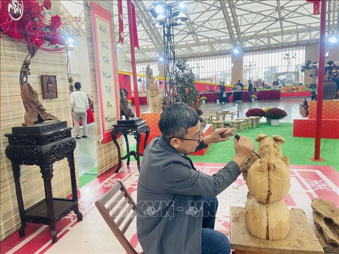 Dưới bàn tay tài hoa của nghệ nhân làng nghề Thiết Úng, những miếng gỗ thô mộc trở thành các tác phẩm mỹ nghệ độc đáo, Ảnh: Tuyết Mai - TTXVN