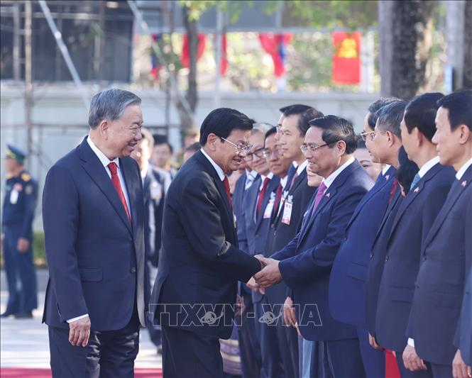 Tổng Bí thư Tô Lâm giới thiệu với Tổng Bí thư, Chủ tịch nước Lào Thongloun Sisoulith thành viên đoàn cấp cao Việt Nam. Ảnh: Thống Nhất - TTXVN
