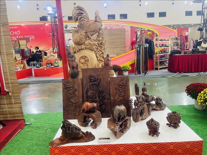 Các tác phẩm gỗ mỹ nghệ làng nghề Thiết Úng, xã Đông Anh (Hà Nội) được bày bán tại Hội chợ Mùa Xuân 2026. Ảnh: Tuyết Mai - TTXVN