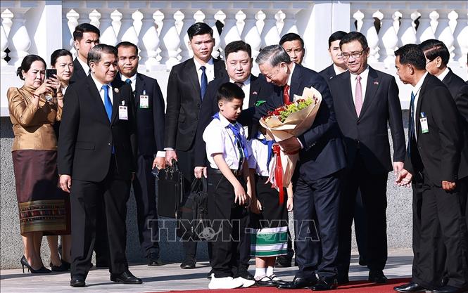 Thiếu nhi Lào tặng hoa, chào mừng Tổng Bí thư Tô Lâm thăm cấp Nhà nước tới CHDCND Lào. Ảnh: Dương Giang– TTXVN
