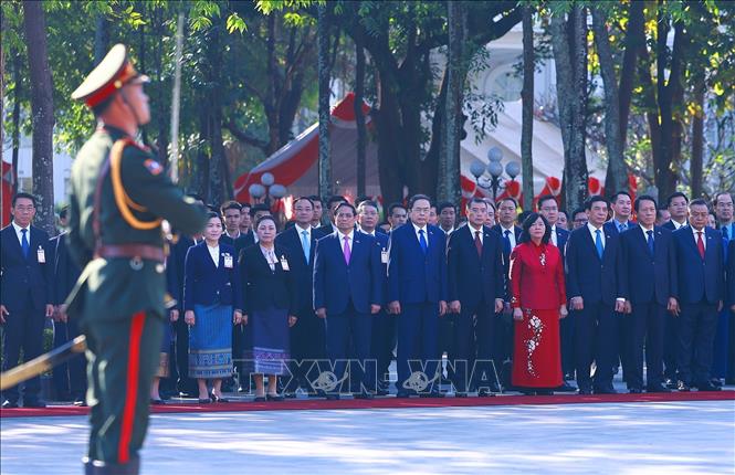 Đoàn đại biểu cấp cao Việt Nam tham dự lễ đón. Ảnh: Dương Giang-TTXVN 
