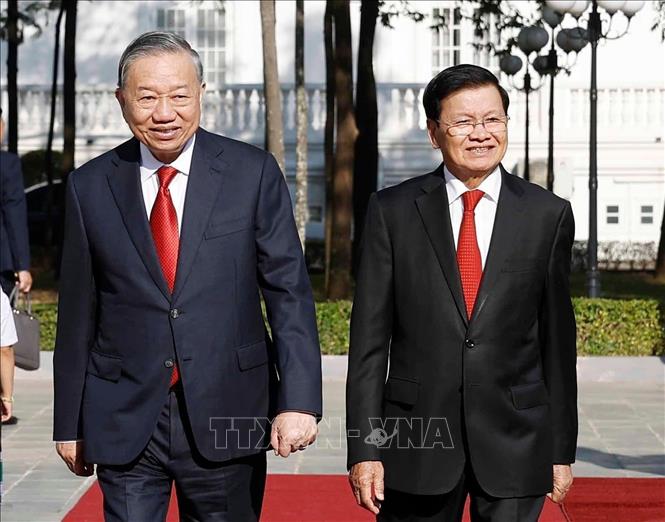 Tổng Bí thư, Chủ tịch nước Lào Thongloun Sisoulith đón Tổng Bí thư Tô Lâm. Ảnh: Thống Nhất - TTXVN