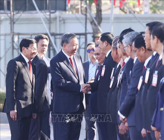 Tổng Bí thư Tô Lâm với thành viên đoàn cấp cao Lào. Ảnh: Thống Nhất - TTXVN
