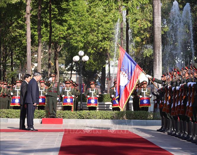 Tổng Bí thư Tô Lâm và Tổng Bí thư, Chủ tịch nước Lào Thongloun Sisoulith duyệt Đội danh dự Quân đội nhân dân Lào. Ảnh: Thống Nhất - TTXVN 