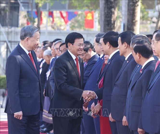Tổng Bí thư Tô Lâm giới thiệu với Tổng Bí thư, Chủ tịch nước Lào Thongloun Sisoulith thành viên đoàn cấp cao Việt Nam. Ảnh: Thống Nhất - TTXVN
