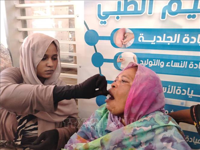 Người dân uống vaccine phòng bệnh tả tại trung tâm y tế ở Omdurman, Sudan. Ảnh: THX/TTXVN