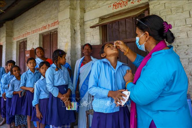Các em học sinh uống vaccine phòng bệnh tả tại trường học ở Parsa, Nepal. Ảnh: THX/TTXVN