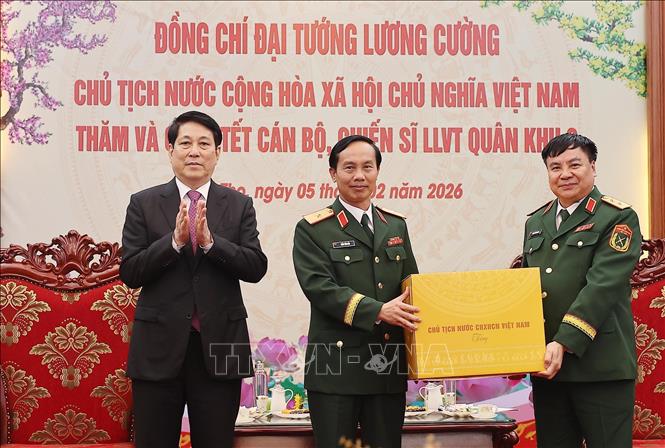 Chủ tịch nước Lương Cường tặng quà, chúc Tết cán bộ, chiến sĩ lực lượng vũ trang Quân khu 2. Ảnh: Lâm Khánh – TTXVN