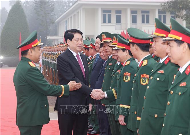 Chủ tịch nước Lương Cường với cán bộ chỉ huy Sư đoàn 316, Quân khu 2. Ảnh: Lâm Khánh – TTXVN