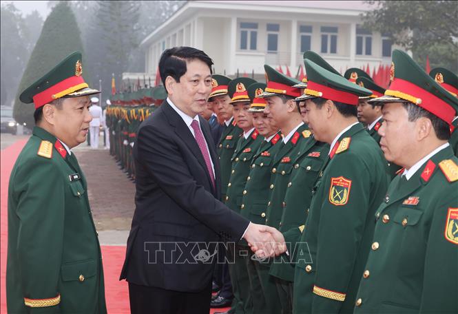 Chủ tịch nước Lương Cường với cán bộ chỉ huy Sư đoàn 316, Quân khu 2. Ảnh: Lâm Khánh – TTXVN