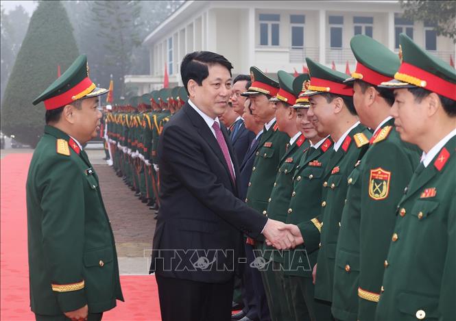 Chủ tịch nước Lương Cường với cán bộ chỉ huy Sư đoàn 316, Quân khu 2. Ảnh: Lâm Khánh – TTXVN